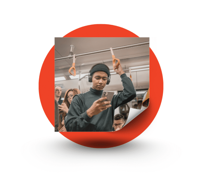 Joven mirando su celular en el metro